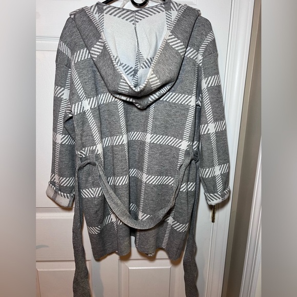 Anne Klein Cardigan
New with tags 
Size Medium - Picture 3 of 6